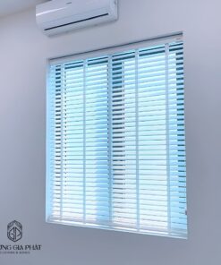 Rèm sáo gỗ màu trắng dành cho văn phòng.