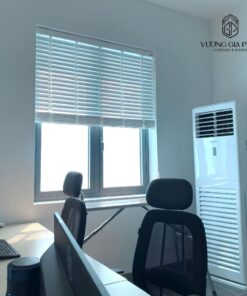 Rèm sáo gỗ màu trắng dành cho văn phòng.