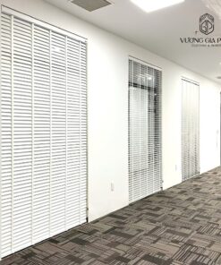 Rèm sáo gỗ màu trắng dành cho văn phòng.
