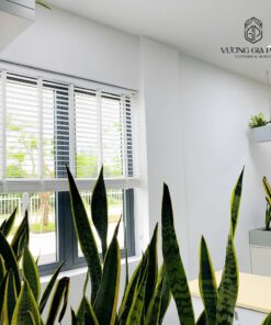 Rèm sáo gỗ màu trắng dành cho văn phòng.